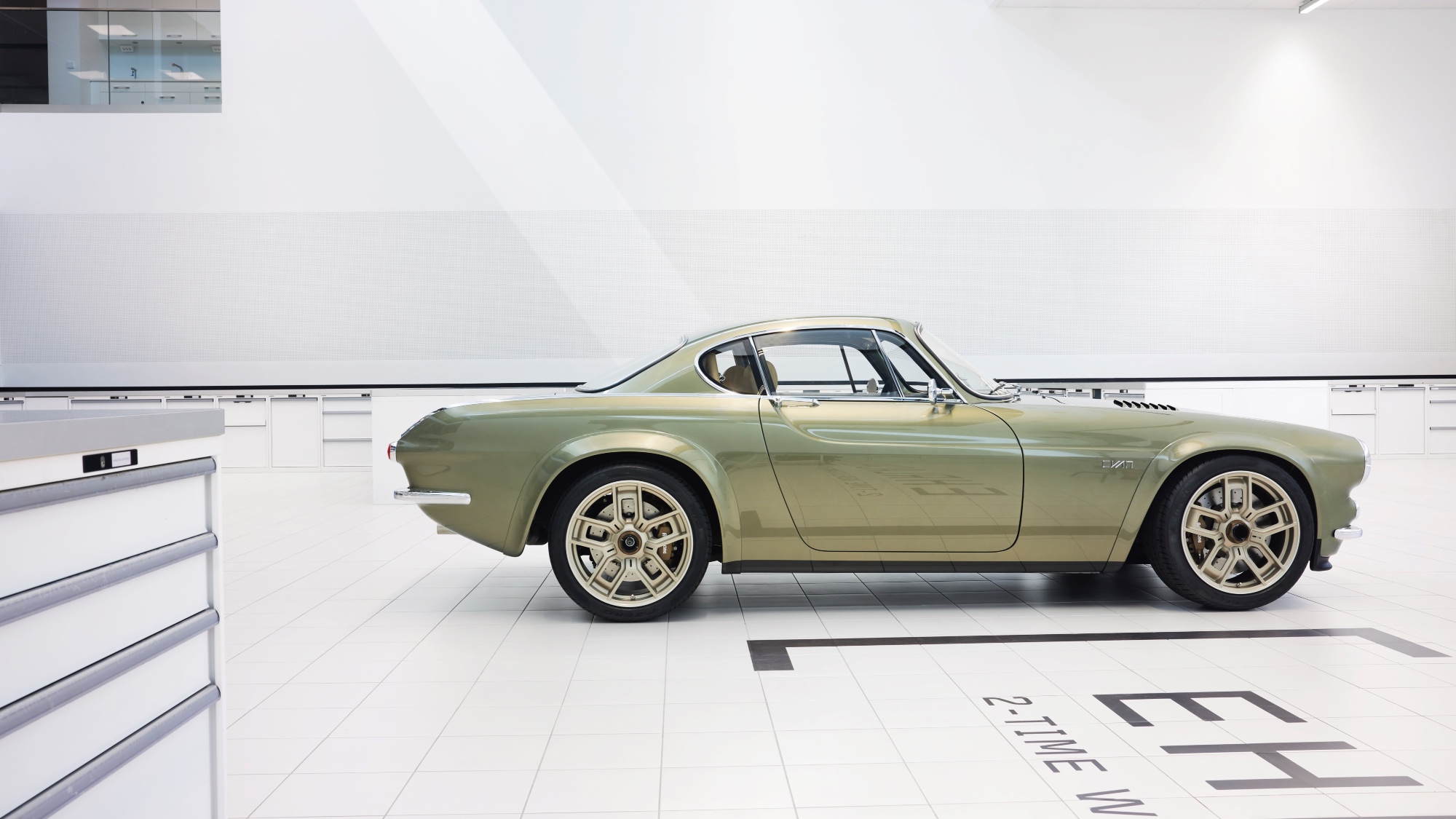 cyan-volvo-p1800-restomod-green-12 cyan-volvo-p1800-restomod-green-12