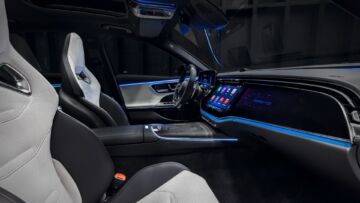 Mit dem neuen Mercedes-AMG E 53 HYBRID 4MATIC+ als Limousine und T-Modell (Energieverbrauch gewichtet kombiniert: 26,7-24,1 kWh/100 km plus 1,1-0,8l/100 km, Kraftstoffverbrauch bei entladener Batterie 9,5-8,6 l/100 km), CO₂-Emissionen kombiniert, gewichtet: 24-19 g/km, CO₂-Klasse gewichtet kombiniert: B, CO₂-Klasse bei entladener Batterie: G) präsentiert die Performance- und Sportwagenmarke aus Affalterbach zwei weitere Plug-in-Hybrid-Modelle. Sie kombinieren eine ausgeprägte Performance und Fahrdynamik mit einer hohen elektrischen Reichweite.;(Energieverbrauch gewichtet kombiniert: 26,7-24,1 kWh/100 km plus 1,1-0,8l/100 km, Kraftstoffverbrauch bei entladener Batterie 9,5-8,6 l/100 km), CO₂-Emissionen kombiniert, gewichtet: 24-19 g/km, CO₂-Klasse gewichtet kombiniert: B, CO₂-Klasse bei entladener Batterie: G)With the new Mercedes-AMG E 53 HYBRID 4MATIC+ as a saloon and estate (energy consumption combined, weighted: 26.7-24.1 kWh/100 km plus 1.1-0.8 l/100 km, fuel consumption discharged battery combined, weighted: 9.5-8.6 l/100 km, CO₂ emissions combined, weighted: 24-19 g/km, CO₂ class discharged battery combined, weighted: G), the performance and sports car brand from Affalterbach is presenting two further plug-in hybrid models. They combine outstanding performance and driving dynamics with a long electric range.;(energy consumption combined, weighted: 26.7-24.1 kWh/100 km plus 1.1-0.8 l/100 km, fuel consumption discharged battery combined, weighted: 9.5-8.6 l/100 km, CO₂ emissions combined, weighted: 24-19 g/km, CO₂ class discharged battery combined, weighted: G)