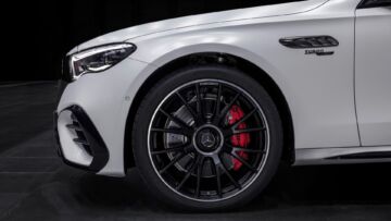 Mit dem neuen Mercedes-AMG E 53 HYBRID 4MATIC+ als Limousine und T-Modell (Energieverbrauch gewichtet kombiniert: 26,7-24,1 kWh/100 km plus 1,1-0,8l/100 km, Kraftstoffverbrauch bei entladener Batterie 9,5-8,6 l/100 km), CO₂-Emissionen kombiniert, gewichtet: 24-19 g/km, CO₂-Klasse gewichtet kombiniert: B, CO₂-Klasse bei entladener Batterie: G) präsentiert die Performance- und Sportwagenmarke aus Affalterbach zwei weitere Plug-in-Hybrid-Modelle. Sie kombinieren eine ausgeprägte Performance und Fahrdynamik mit einer hohen elektrischen Reichweite.;(Energieverbrauch gewichtet kombiniert: 26,7-24,1 kWh/100 km plus 1,1-0,8l/100 km, Kraftstoffverbrauch bei entladener Batterie 9,5-8,6 l/100 km), CO₂-Emissionen kombiniert, gewichtet: 24-19 g/km, CO₂-Klasse gewichtet kombiniert: B, CO₂-Klasse bei entladener Batterie: G)With the new Mercedes-AMG E 53 HYBRID 4MATIC+ as a saloon and estate (energy consumption combined, weighted: 26.7-24.1 kWh/100 km plus 1.1-0.8 l/100 km, fuel consumption discharged battery combined, weighted: 9.5-8.6 l/100 km, CO₂ emissions combined, weighted: 24-19 g/km, CO₂ class discharged battery combined, weighted: G), the performance and sports car brand from Affalterbach is presenting two further plug-in hybrid models. They combine outstanding performance and driving dynamics with a long electric range.;(energy consumption combined, weighted: 26.7-24.1 kWh/100 km plus 1.1-0.8 l/100 km, fuel consumption discharged battery combined, weighted: 9.5-8.6 l/100 km, CO₂ emissions combined, weighted: 24-19 g/km, CO₂ class discharged battery combined, weighted: G)