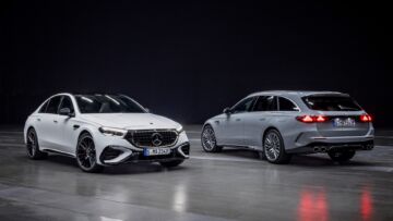 Mit dem neuen Mercedes-AMG E 53 HYBRID 4MATIC+ als Limousine und T-Modell (Energieverbrauch gewichtet kombiniert: 26,7-24,1 kWh/100 km plus 1,1-0,8l/100 km, Kraftstoffverbrauch bei entladener Batterie 9,5-8,6 l/100 km), CO₂-Emissionen kombiniert, gewichtet: 24-19 g/km, CO₂-Klasse gewichtet kombiniert: B, CO₂-Klasse bei entladener Batterie: G) präsentiert die Performance- und Sportwagenmarke aus Affalterbach zwei weitere Plug-in-Hybrid-Modelle. Sie kombinieren eine ausgeprägte Performance und Fahrdynamik mit einer hohen elektrischen Reichweite.;(Energieverbrauch gewichtet kombiniert: 26,7-24,1 kWh/100 km plus 1,1-0,8l/100 km, Kraftstoffverbrauch bei entladener Batterie 9,5-8,6 l/100 km), CO₂-Emissionen kombiniert, gewichtet: 24-19 g/km, CO₂-Klasse gewichtet kombiniert: B, CO₂-Klasse bei entladener Batterie: G)With the new Mercedes-AMG E 53 HYBRID 4MATIC+ as a saloon and estate (energy consumption combined, weighted: 26.7-24.1 kWh/100 km plus 1.1-0.8 l/100 km, fuel consumption discharged battery combined, weighted: 9.5-8.6 l/100 km, CO₂ emissions combined, weighted: 24-19 g/km, CO₂ class discharged battery combined, weighted: G), the performance and sports car brand from Affalterbach is presenting two further plug-in hybrid models. They combine outstanding performance and driving dynamics with a long electric range.;(energy consumption combined, weighted: 26.7-24.1 kWh/100 km plus 1.1-0.8 l/100 km, fuel consumption discharged battery combined, weighted: 9.5-8.6 l/100 km, CO₂ emissions combined, weighted: 24-19 g/km, CO₂ class discharged battery combined, weighted: G)
