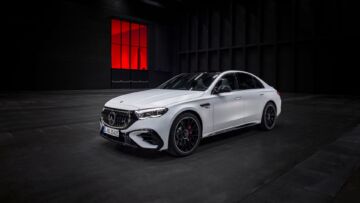 Mit dem neuen Mercedes-AMG E 53 HYBRID 4MATIC+ als Limousine und T-Modell (Energieverbrauch gewichtet kombiniert: 26,7-24,1 kWh/100 km plus 1,1-0,8l/100 km, Kraftstoffverbrauch bei entladener Batterie 9,5-8,6 l/100 km), CO₂-Emissionen kombiniert, gewichtet: 24-19 g/km, CO₂-Klasse gewichtet kombiniert: B, CO₂-Klasse bei entladener Batterie: G) präsentiert die Performance- und Sportwagenmarke aus Affalterbach zwei weitere Plug-in-Hybrid-Modelle. Sie kombinieren eine ausgeprägte Performance und Fahrdynamik mit einer hohen elektrischen Reichweite.;(Energieverbrauch gewichtet kombiniert: 26,7-24,1 kWh/100 km plus 1,1-0,8l/100 km, Kraftstoffverbrauch bei entladener Batterie 9,5-8,6 l/100 km), CO₂-Emissionen kombiniert, gewichtet: 24-19 g/km, CO₂-Klasse gewichtet kombiniert: B, CO₂-Klasse bei entladener Batterie: G)With the new Mercedes-AMG E 53 HYBRID 4MATIC+ as a saloon and estate (energy consumption combined, weighted: 26.7-24.1 kWh/100 km plus 1.1-0.8 l/100 km, fuel consumption discharged battery combined, weighted: 9.5-8.6 l/100 km, CO₂ emissions combined, weighted: 24-19 g/km, CO₂ class discharged battery combined, weighted: G), the performance and sports car brand from Affalterbach is presenting two further plug-in hybrid models. They combine outstanding performance and driving dynamics with a long electric range.;(energy consumption combined, weighted: 26.7-24.1 kWh/100 km plus 1.1-0.8 l/100 km, fuel consumption discharged battery combined, weighted: 9.5-8.6 l/100 km, CO₂ emissions combined, weighted: 24-19 g/km, CO₂ class discharged battery combined, weighted: G)