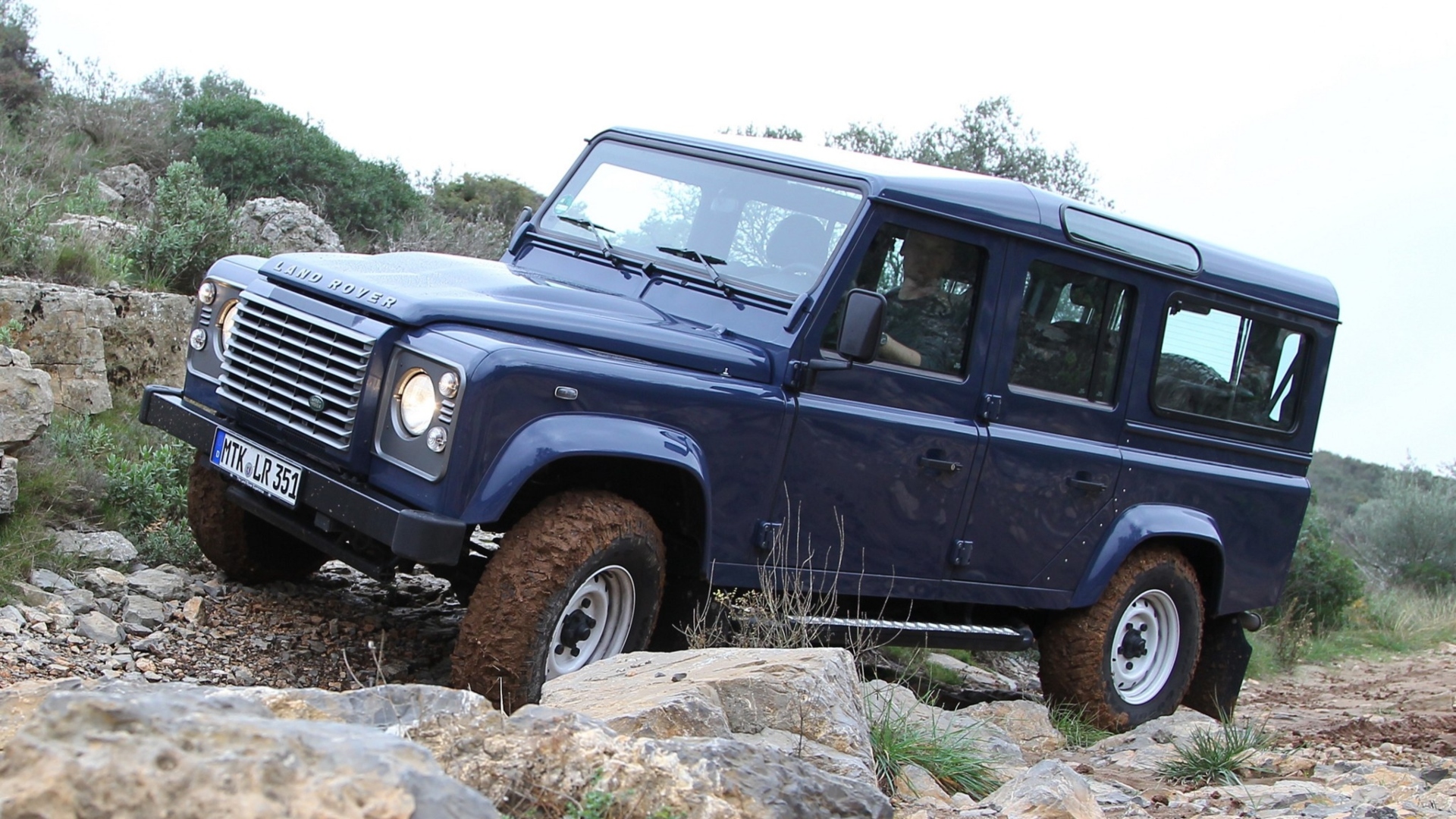 Land-Rover-Defender-12