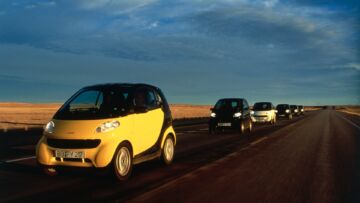Ungewohnter Anblick: smart city coupés auf den Fernstraßen der USA bei der Fahrerprobung im Jahr 1998.Not an everyday sight: smart city coupes on highways in the USA during test drives in 1998.