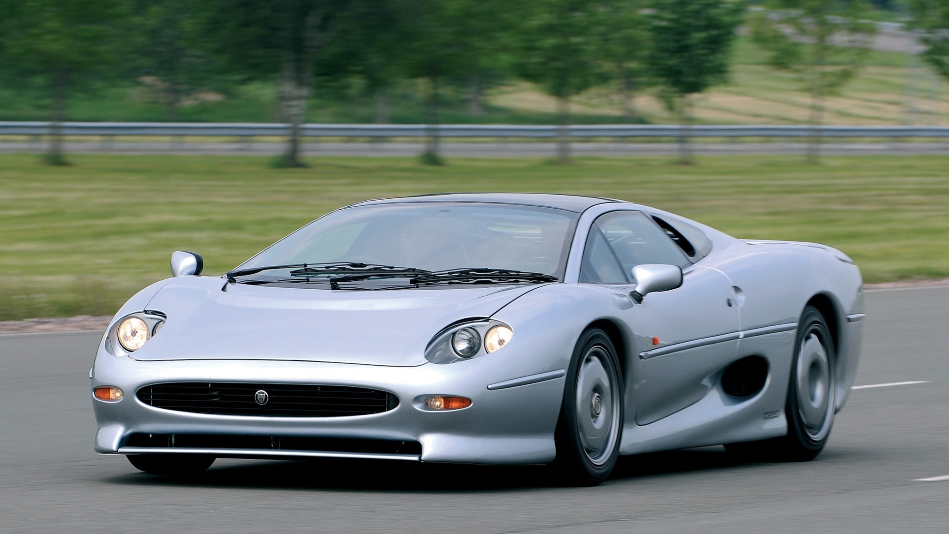 Jaguar-XJ220-5