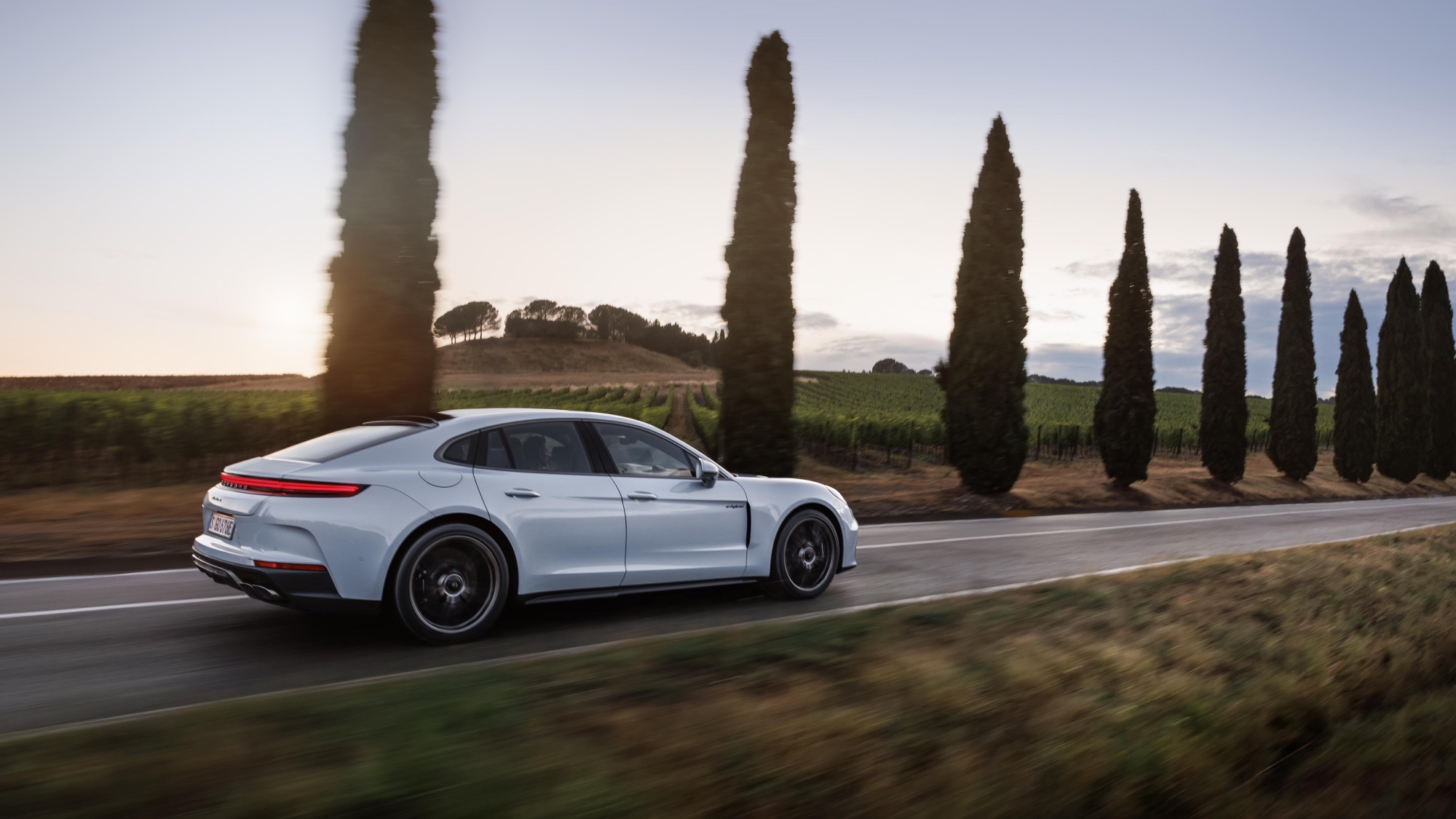 Porsche-Panamera-Turbo-S-E-Hybrid-2025-2