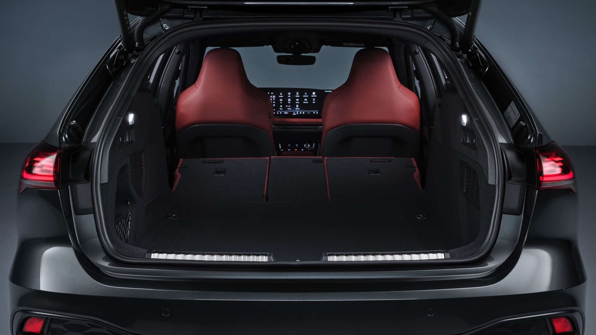 Luggage compartment,
Colour: Daytona Grey perl effect Luggage compartment,
Colour: Daytona Grey perl effect