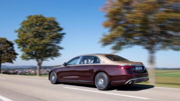 Mercedes-Maybach S-Klasse; Exterieur: designo rubelitrot/kalaharigold; Interieur: Leder Nappa macchiatobeige/bronzebraun pearl; Zierteile: designo Holz Walnuss braun offenporig aluminium linesMercedes-Maybach S-Class; exterior: designo rubelit red/kalahari gold; interior: Leather Nappa macchiato beige / bronze brown pearl; trim parts: designo brown open-pore walnut wood with aluminium lines Mercedes-Maybach S-Klasse; Exterieur: designo rubelitrot/kalaharigold; Interieur: Leder Nappa macchiatobeige/bronzebraun pearl; Zierteile: designo Holz Walnuss braun offenporig aluminium linesMercedes-Maybach S-Class; exterior: designo rubelit red/kalahari gold; interior: Leather Nappa macchiato beige / bronze brown pearl; trim parts: designo brown open-pore walnut wood with aluminium lines