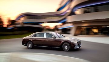Mercedes-Maybach S-Klasse; Exterieur: designo rubelitrot/kalaharigold; Interieur: Leder Nappa macchiatobeige/bronzebraun pearl; Zierteile: designo Holz Walnuss braun offenporig aluminium linesMercedes-Maybach S-Class; exterior: designo rubelit red/kalahari gold; interior: Leather Nappa macchiato beige / bronze brown pearl; trim parts: designo brown open-pore walnut wood with aluminium lines Mercedes-Maybach S-Klasse; Exterieur: designo rubelitrot/kalaharigold; Interieur: Leder Nappa macchiatobeige/bronzebraun pearl; Zierteile: designo Holz Walnuss braun offenporig aluminium linesMercedes-Maybach S-Class; exterior: designo rubelit red/kalahari gold; interior: Leather Nappa macchiato beige / bronze brown pearl; trim parts: designo brown open-pore walnut wood with aluminium lines