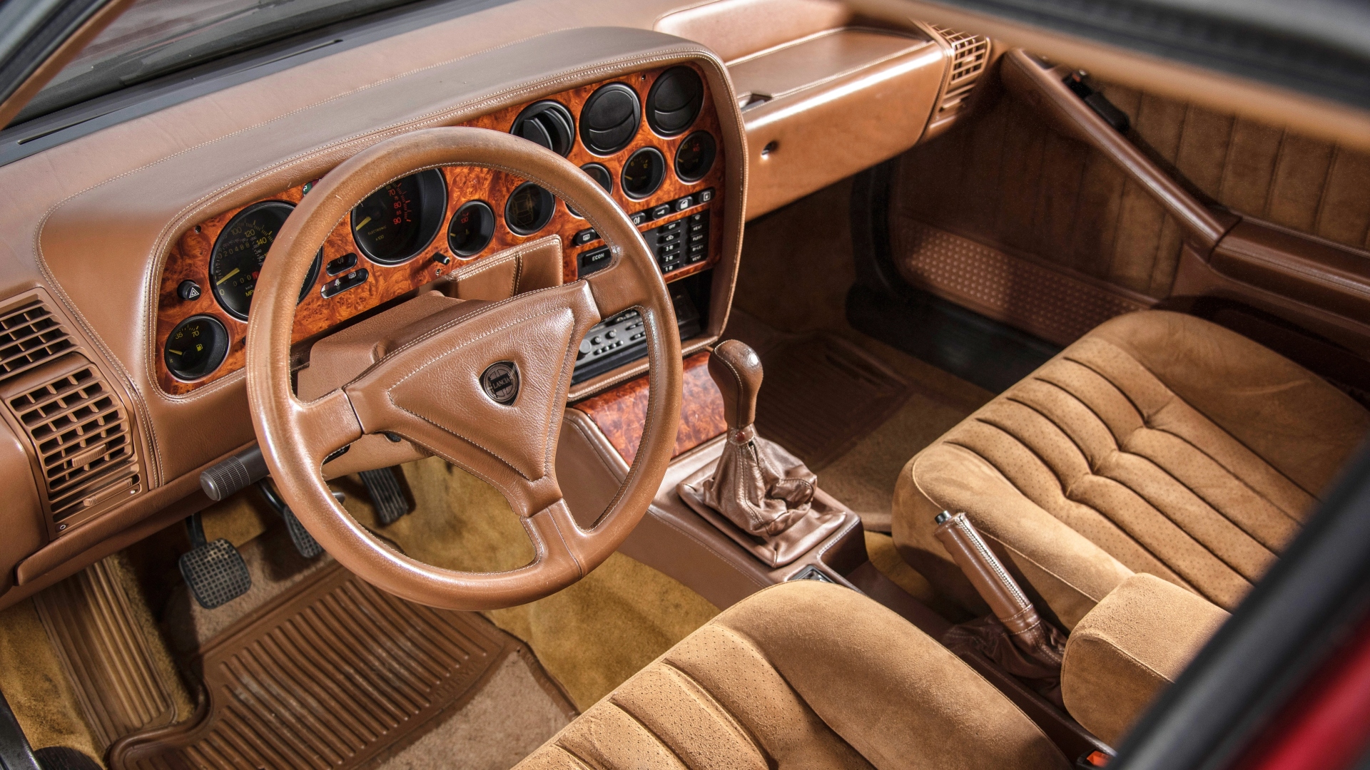 Lancia-Thema-8.32-Ferrari-8