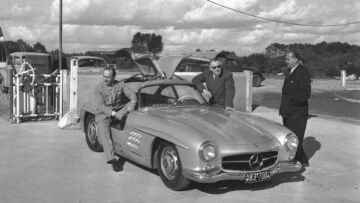 Mercedes-Benz 300 SL Coupé (W 198). Foto einer Vorführung auf der Rennstrecke Autodrome de Linas-Montlhéry südlich von Paris im Jahr 1954. Von links nach rechts: die Mercedes-Benz Rennfahrer Juan Manuel Fangio und Karl Kling sowie der Pressechef der damaligen Daimler-Benz AG, Artur Keser. (Fotosignatur der Mercedes-Benz Classic Archive: R10333)Mercedes-Benz 300 SL Coupé (W 198). Photo of a demonstration at the Autodrome de Linas-Montlhéry race track south of Paris in 1954. From left to right: Mercedes-Benz racing drivers Juan Manuel Fangio and Karl Kling as well as the press officer of the then Daimler-Benz AG, Artur Keser. (Photo index number in the Mercedes-Benz Classic Archive: R10333)