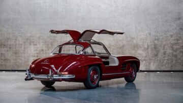 Meet Mercedes Summer „Mythos SL“, Juni 2021. Mercedes-Benz 300 SL Coupé (W 198), Baujahr 1957, von Mercedes-Benz Classic. Exterieurfoto von rechts hinten mit geöffneten Flügeltüren. (Fotosignatur der Mercedes-Benz Classic Archive: D731996)Meet Mercedes Summer “Legend SL”, June 2021. Mercedes-Benz 300 SL Coupé (W 198) manufactured in 1957 from Mercedes-Benz Classic. Exterior photo from rear right with gullwing doors open. (Photo signature in the Mercedes-Benz Classic archives: D731996)