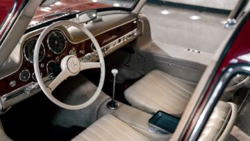 Meet Mercedes Summer „Mythos SL“, Juni 2021. Mercedes-Benz 300 SL Coupé (W 198), Baujahr 1957, von Mercedes-Benz Classic. Interieurfoto mit Cockpit, durch die Fahrertür aufgenommen. (Fotosignatur der Mercedes-Benz Classic Archive: D732187)Meet Mercedes Summer “Legend SL”, June 2021. Mercedes-Benz 300 SL Coupé (W 198) manufactured in 1957 from Mercedes-Benz Classic. Interior photo showing the cockpit, taken through the driver's door. (Photo signature in the Mercedes-Benz Classic archives: D732187) Meet Mercedes Summer „Mythos SL“, Juni 2021. Mercedes-Benz 300 SL Coupé (W 198), Baujahr 1957, von Mercedes-Benz Classic. Interieurfoto mit Cockpit, durch die Fahrertür aufgenommen. (Fotosignatur der Mercedes-Benz Classic Archive: D732187)Meet Mercedes Summer “Legend SL”, June 2021. Mercedes-Benz 300 SL Coupé (W 198) manufactured in 1957 from Mercedes-Benz Classic. Interior photo showing the cockpit, taken through the driver's door. (Photo signature in the Mercedes-Benz Classic archives: D732187)