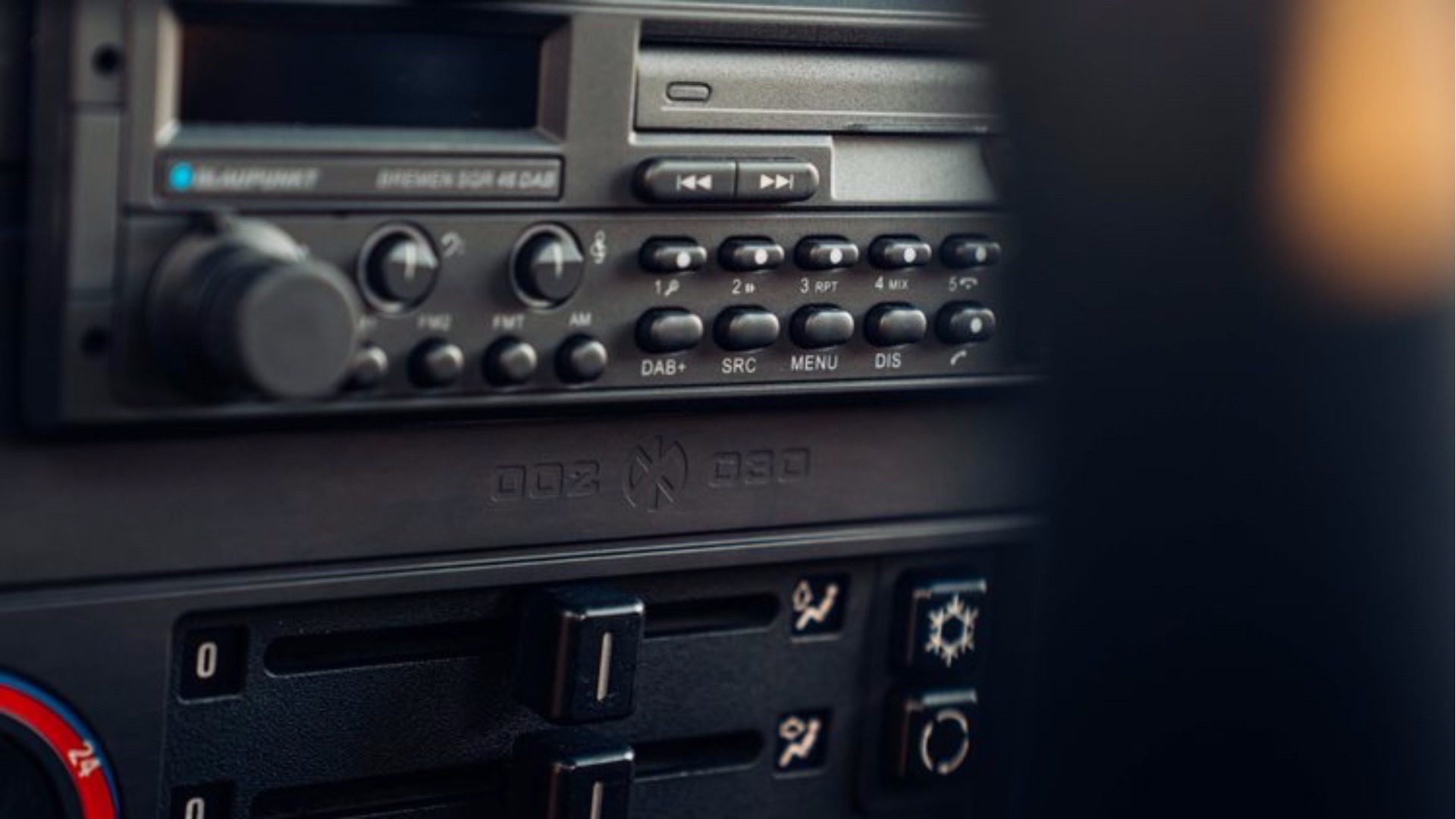 Redux+002+-+Interior+Centre+Console+002+_+030+Close+Up+compressed-BMW-M3-E30-by-Redux-