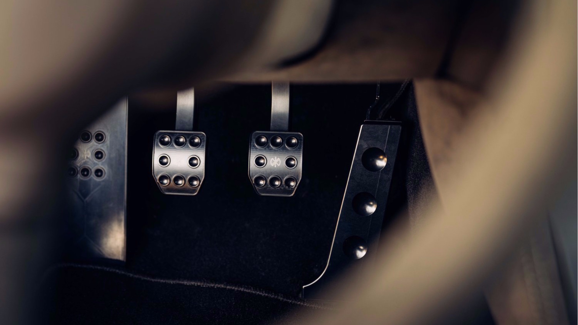 Redux+002+-+Interior+Pedals+Close+Up+compressed-BMW-M3-E30-by-Redux-