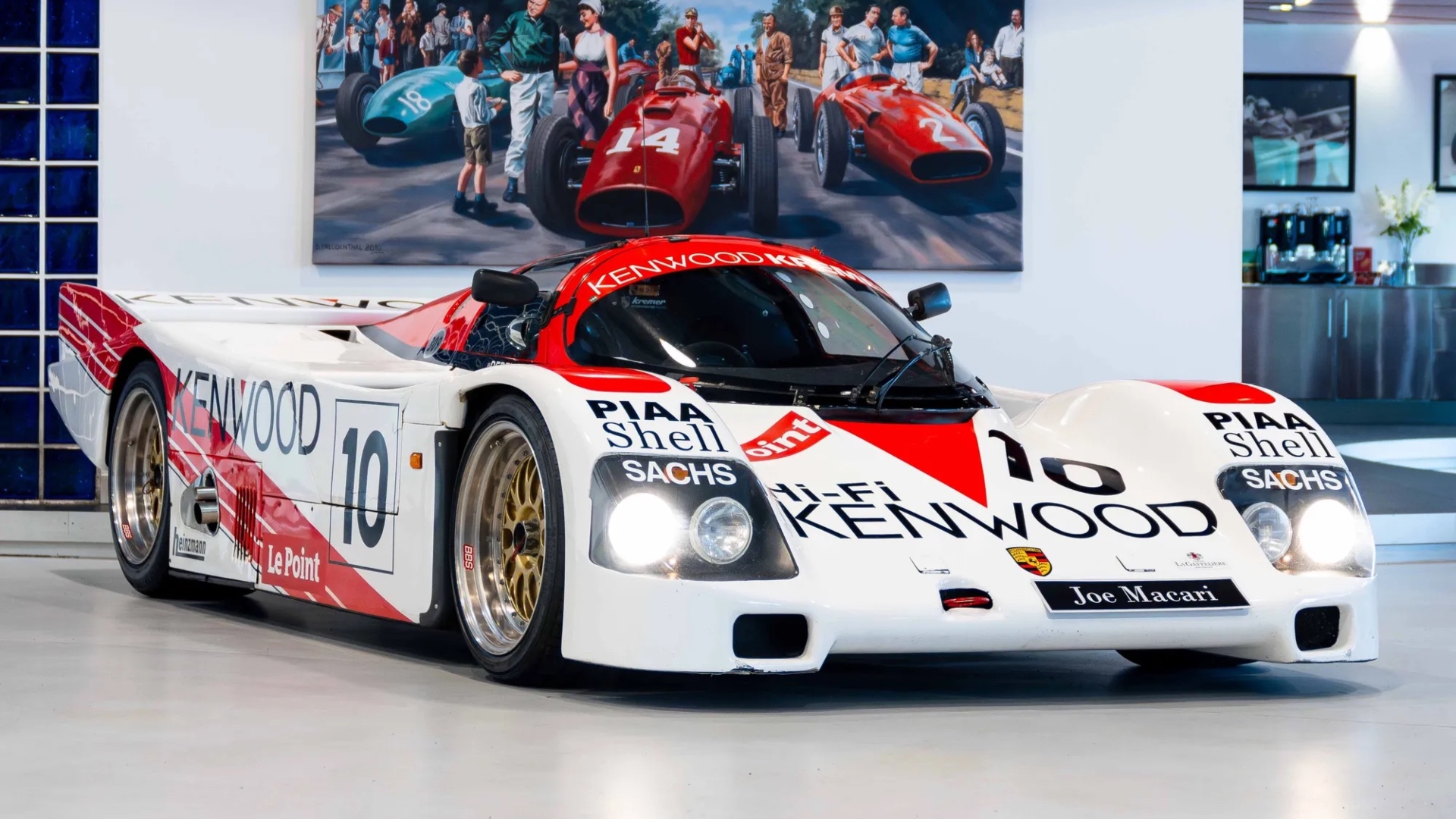 Una Porsche 962 con targa e frecce