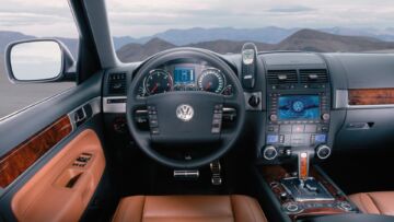 Interior: Cockpit: Cockpit and instrument panel controls