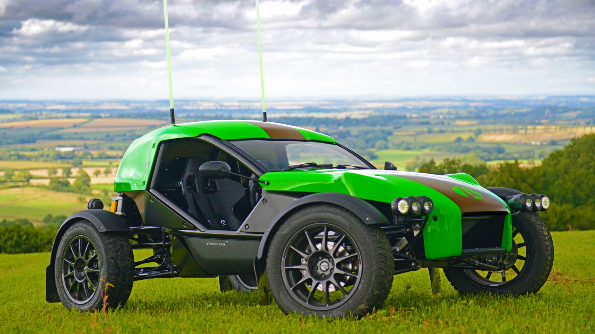 La Ariel Nomad imbocca un sentiero green