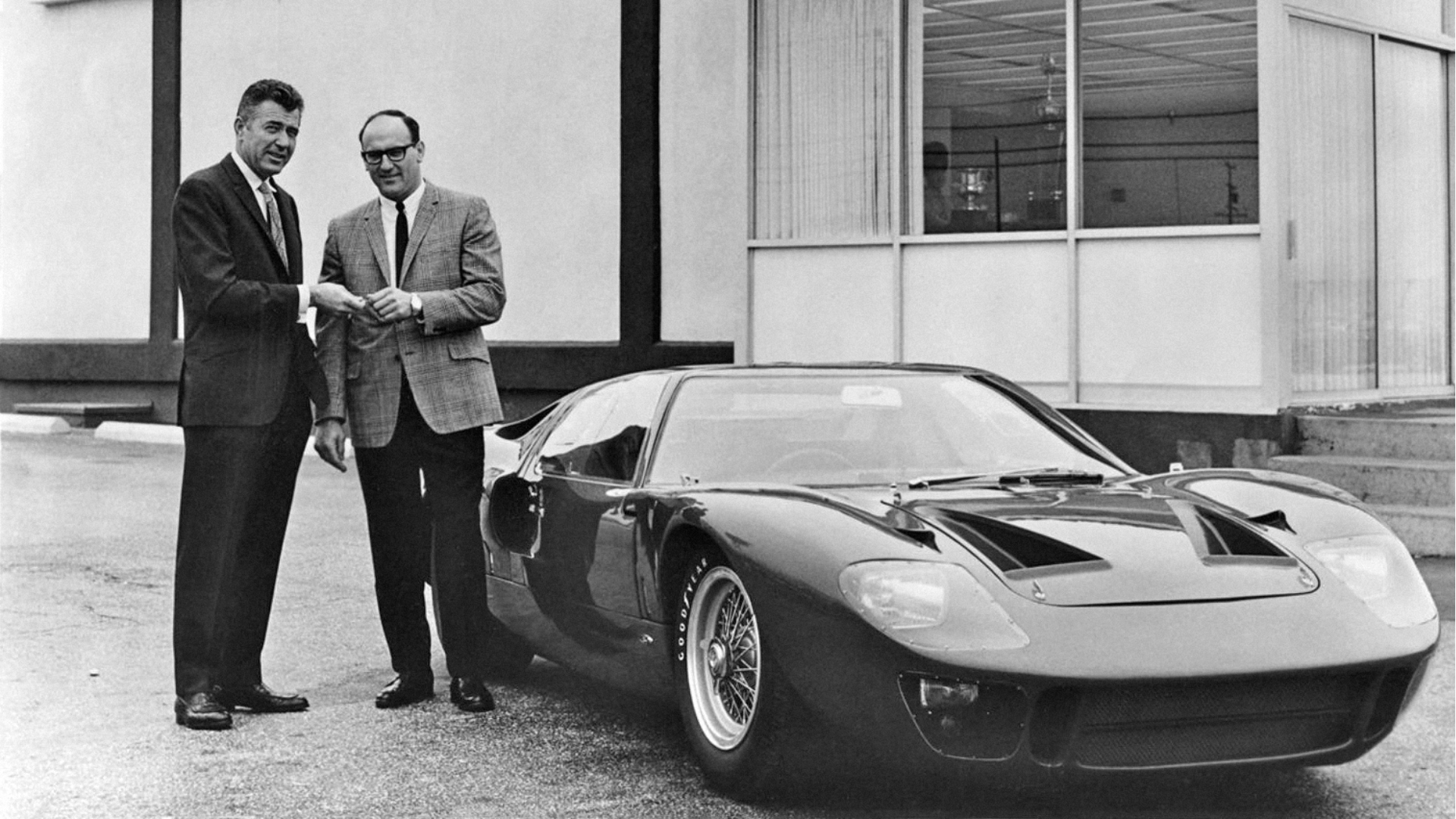 Ford-GT40-1964-2024-60-anni-le-mans-66-vs-ferrari-1 Ford-GT40-1964-2024-60-anni-le-mans-66-vs-ferrari-1