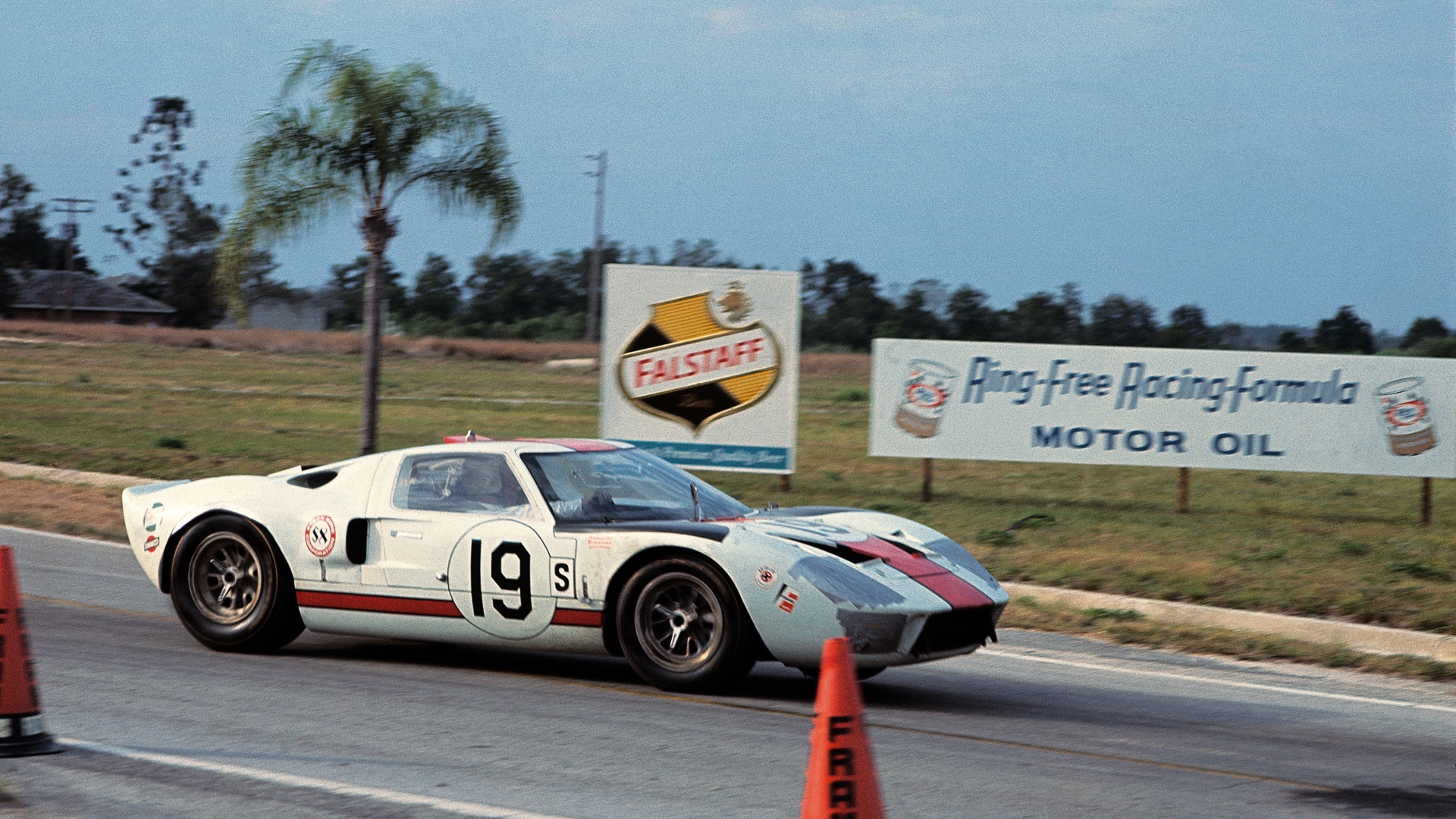 Ford-GT40-1964-2024-60-anni-le-mans-66-vs-ferrari-13 Ford-GT40-1964-2024-60-anni-le-mans-66-vs-ferrari-13