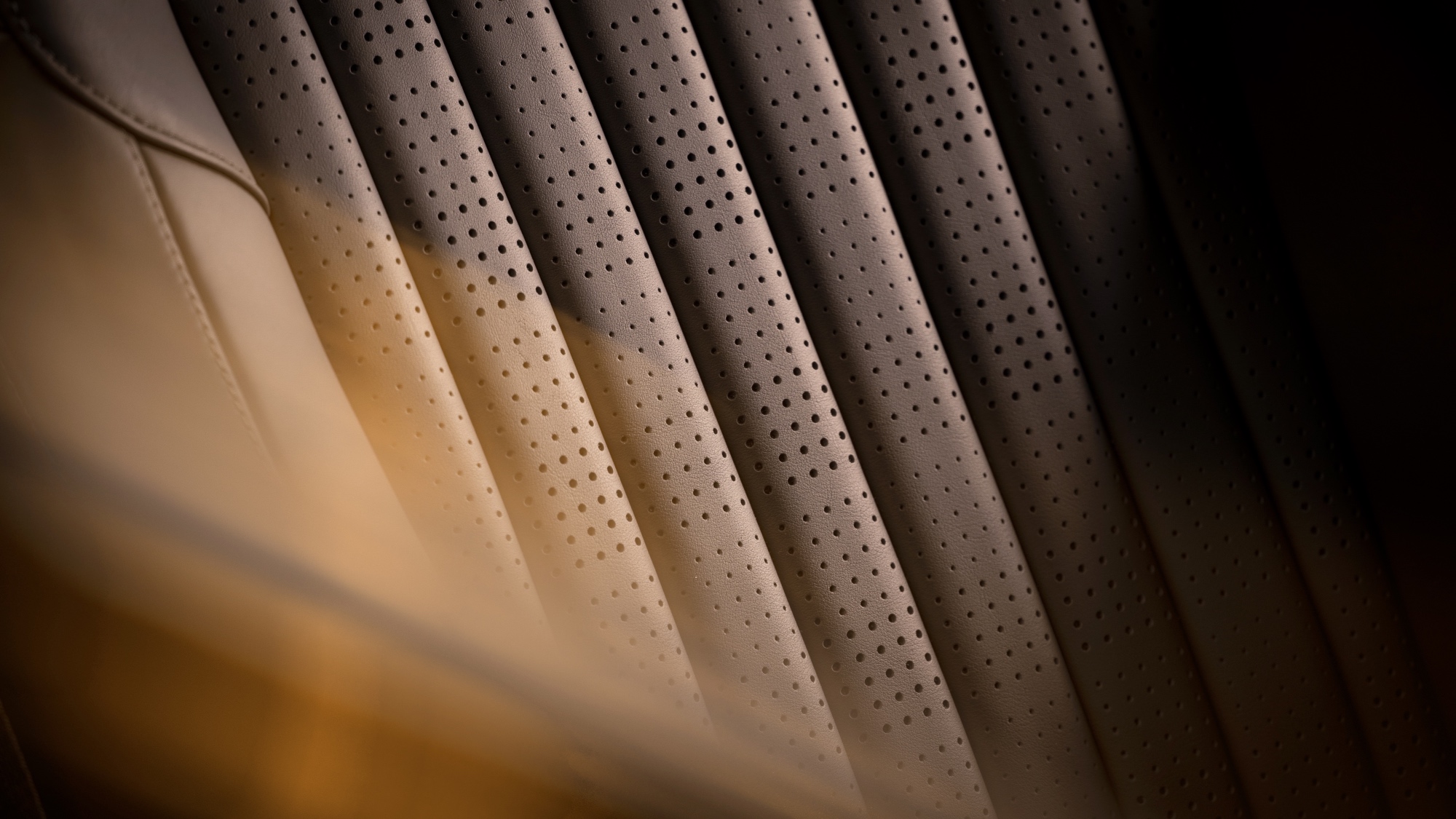 Aston_Martin_DB12_Goldfinger_Edition (13)