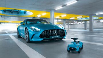 "Bobby-AMG in Hyperblue (mit LED-Beleuchtung) ; Mercedes-AMG GT 63: Energieverbrauch kombiniert: 14,1 l/100 km | CO₂-Emissionen kombiniert: 319 g/km | CO₂-Klasse: G ""The Bobby-AMG in hyper blue (with LED lighting); Mercedes-AMG GT 63: Energy consumption combined: 14,1 l/100 km | CO₂ emissions combined: 319 g/km | CO₂ class: G" "Bobby-AMG in Hyperblue (mit LED-Beleuchtung) ; Mercedes-AMG GT 63: Energieverbrauch kombiniert: 14,1 l/100 km | CO₂-Emissionen kombiniert: 319 g/km | CO₂-Klasse: G ""The Bobby-AMG in hyper blue (with LED lighting); Mercedes-AMG GT 63: Energy consumption combined: 14,1 l/100 km | CO₂ emissions combined: 319 g/km | CO₂ class: G"