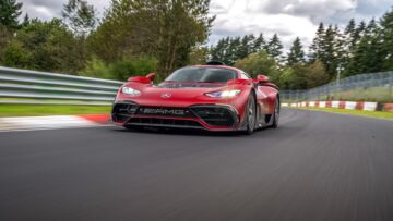 Mercedes-AMG ONE (Energieverbrauch gewichtet kombiniert: 17,7 kWh/100 km plus 9,9 l/100 km | Kraftstoffverbrauch kombiniert bei entladener Batterie: 14,6 l/100km | CO₂-Emissionen gewichtet kombiniert: 224 g/km | CO₂-Klasse gewichtet kombiniert: G | CO₂-Klasse bei entladener Batterie: G); Die angegebenen Werte wurden nach dem vorgeschriebenen Messverfahren WLTP (Worldwide harmonised Light vehicles Test Procedure) ermittelt. Die angegebenen Spannweiten beziehen sich auf den deutschen Markt. Der Energieverbrauch und der CO2-Ausstoß eines Pkw sind nicht nur von der effizienten Ausnutzung des Kraftstoffs bzw. des Energieträgers durch den Pkw, sondern auch vom Fahrstil und anderen nichttechnischen Faktoren abhängig.;Mercedes‑AMG ONE (Energieverbrauch gewichtet kombiniert: 17,7 kWh/100 km plus 9,9 l/100 km | Kraftstoffverbrauch kombiniert bei entladener Batterie: 14,6 l/100km | CO₂-Emissionen gewichtet kombiniert: 224 g/km | CO₂-Klasse gewichtet kombiniert: G | CO₂-Klasse bei entladener Batterie: G)*Mercedes-AMG ONE (energy consumption weighted combined: 17.7 kWh/100 km plus 9.9 l/100 km | fuel consumption combined with discharged battery: 14.6 l/100 km | CO₂ emissions weighted combined: 224 g/km | CO₂ class weighted combined: G | CO₂ class with discharged battery: G); The specified values were determined according to the prescribed measurement procedure WLTP (Worldwide Harmonised Light Vehicles Test Procedure). The ranges given refer to the German market. The energy consumption and CO₂ emissions of a car depend not only on the efficient use of the fuel or energy source by the car, but also on the driving style and other non-technical factors.;Mercedes-AMG ONE (energy consumption combined weighted: 17.7 kWh/100 km plus 9.9 l/100 km | fuel consumption combined discharged battery: 14.6 l/100 km | CO₂ emissions combined weighted: 224 g/km | CO₂ class combined weighted: G | CO₂ class discharged battery: G)* Mercedes-AMG ONE (Energieverbrauch gewichtet kombiniert: 17,7 kWh/100 km plus 9,9 l/100 km | Kraftstoffverbrauch kombiniert bei entladener Batterie: 14,6 l/100km | CO₂-Emissionen gewichtet kombiniert: 224 g/km | CO₂-Klasse gewichtet kombiniert: G | CO₂-Klasse bei entladener Batterie: G); Die angegebenen Werte wurden nach dem vorgeschriebenen Messverfahren WLTP (Worldwide harmonised Light vehicles Test Procedure) ermittelt. Die angegebenen Spannweiten beziehen sich auf den deutschen Markt. Der Energieverbrauch und der CO2-Ausstoß eines Pkw sind nicht nur von der effizienten Ausnutzung des Kraftstoffs bzw. des Energieträgers durch den Pkw, sondern auch vom Fahrstil und anderen nichttechnischen Faktoren abhängig.;Mercedes‑AMG ONE (Energieverbrauch gewichtet kombiniert: 17,7 kWh/100 km plus 9,9 l/100 km | Kraftstoffverbrauch kombiniert bei entladener Batterie: 14,6 l/100km | CO₂-Emissionen gewichtet kombiniert: 224 g/km | CO₂-Klasse gewichtet kombiniert: G | CO₂-Klasse bei entladener Batterie: G)*Mercedes-AMG ONE (energy consumption weighted combined: 17.7 kWh/100 km plus 9.9 l/100 km | fuel consumption combined with discharged battery: 14.6 l/100 km | CO₂ emissions weighted combined: 224 g/km | CO₂ class weighted combined: G | CO₂ class with discharged battery: G); The specified values were determined according to the prescribed measurement procedure WLTP (Worldwide Harmonised Light Vehicles Test Procedure). The ranges given refer to the German market. The energy consumption and CO₂ emissions of a car depend not only on the efficient use of the fuel or energy source by the car, but also on the driving style and other non-technical factors.;Mercedes-AMG ONE (energy consumption combined weighted: 17.7 kWh/100 km plus 9.9 l/100 km | fuel consumption combined discharged battery: 14.6 l/100 km | CO₂ emissions combined weighted: 224 g/km | CO₂ class combined weighted: G | CO₂ class discharged battery: G)*