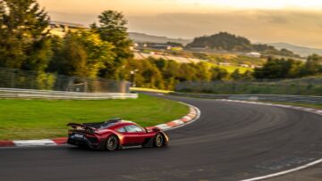 Mercedes-AMG ONE (Energieverbrauch gewichtet kombiniert: 17,7 kWh/100 km plus 9,9 l/100 km | Kraftstoffverbrauch kombiniert bei entladener Batterie: 14,6 l/100km | CO₂-Emissionen gewichtet kombiniert: 224 g/km | CO₂-Klasse gewichtet kombiniert: G | CO₂-Klasse bei entladener Batterie: G); Die angegebenen Werte wurden nach dem vorgeschriebenen Messverfahren WLTP (Worldwide harmonised Light vehicles Test Procedure) ermittelt. Die angegebenen Spannweiten beziehen sich auf den deutschen Markt. Der Energieverbrauch und der CO2-Ausstoß eines Pkw sind nicht nur von der effizienten Ausnutzung des Kraftstoffs bzw. des Energieträgers durch den Pkw, sondern auch vom Fahrstil und anderen nichttechnischen Faktoren abhängig.;Mercedes‑AMG ONE (Energieverbrauch gewichtet kombiniert: 17,7 kWh/100 km plus 9,9 l/100 km | Kraftstoffverbrauch kombiniert bei entladener Batterie: 14,6 l/100km | CO₂-Emissionen gewichtet kombiniert: 224 g/km | CO₂-Klasse gewichtet kombiniert: G | CO₂-Klasse bei entladener Batterie: G)*Mercedes-AMG ONE (energy consumption weighted combined: 17.7 kWh/100 km plus 9.9 l/100 km | fuel consumption combined with discharged battery: 14.6 l/100 km | CO₂ emissions weighted combined: 224 g/km | CO₂ class weighted combined: G | CO₂ class with discharged battery: G); The specified values were determined according to the prescribed measurement procedure WLTP (Worldwide Harmonised Light Vehicles Test Procedure). The ranges given refer to the German market. The energy consumption and CO₂ emissions of a car depend not only on the efficient use of the fuel or energy source by the car, but also on the driving style and other non-technical factors.;Mercedes-AMG ONE (energy consumption combined weighted: 17.7 kWh/100 km plus 9.9 l/100 km | fuel consumption combined discharged battery: 14.6 l/100 km | CO₂ emissions combined weighted: 224 g/km | CO₂ class combined weighted: G | CO₂ class discharged battery: G)* Mercedes-AMG ONE (Energieverbrauch gewichtet kombiniert: 17,7 kWh/100 km plus 9,9 l/100 km | Kraftstoffverbrauch kombiniert bei entladener Batterie: 14,6 l/100km | CO₂-Emissionen gewichtet kombiniert: 224 g/km | CO₂-Klasse gewichtet kombiniert: G | CO₂-Klasse bei entladener Batterie: G); Die angegebenen Werte wurden nach dem vorgeschriebenen Messverfahren WLTP (Worldwide harmonised Light vehicles Test Procedure) ermittelt. Die angegebenen Spannweiten beziehen sich auf den deutschen Markt. Der Energieverbrauch und der CO2-Ausstoß eines Pkw sind nicht nur von der effizienten Ausnutzung des Kraftstoffs bzw. des Energieträgers durch den Pkw, sondern auch vom Fahrstil und anderen nichttechnischen Faktoren abhängig.;Mercedes‑AMG ONE (Energieverbrauch gewichtet kombiniert: 17,7 kWh/100 km plus 9,9 l/100 km | Kraftstoffverbrauch kombiniert bei entladener Batterie: 14,6 l/100km | CO₂-Emissionen gewichtet kombiniert: 224 g/km | CO₂-Klasse gewichtet kombiniert: G | CO₂-Klasse bei entladener Batterie: G)*Mercedes-AMG ONE (energy consumption weighted combined: 17.7 kWh/100 km plus 9.9 l/100 km | fuel consumption combined with discharged battery: 14.6 l/100 km | CO₂ emissions weighted combined: 224 g/km | CO₂ class weighted combined: G | CO₂ class with discharged battery: G); The specified values were determined according to the prescribed measurement procedure WLTP (Worldwide Harmonised Light Vehicles Test Procedure). The ranges given refer to the German market. The energy consumption and CO₂ emissions of a car depend not only on the efficient use of the fuel or energy source by the car, but also on the driving style and other non-technical factors.;Mercedes-AMG ONE (energy consumption combined weighted: 17.7 kWh/100 km plus 9.9 l/100 km | fuel consumption combined discharged battery: 14.6 l/100 km | CO₂ emissions combined weighted: 224 g/km | CO₂ class combined weighted: G | CO₂ class discharged battery: G)*