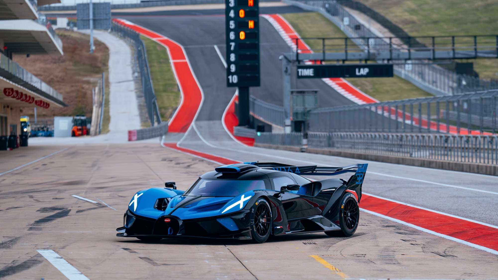 La Bugatti Bolide è finalmente scesa in pista (a 333 km/h)