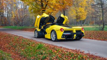 2015-Ferrari-LaFerrari_1294081