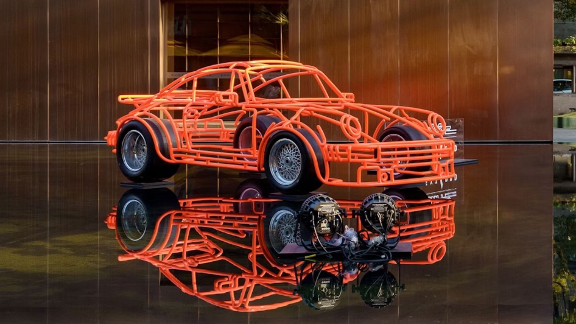 Arte a forma di Porsche: la scultura vale 240mila euro