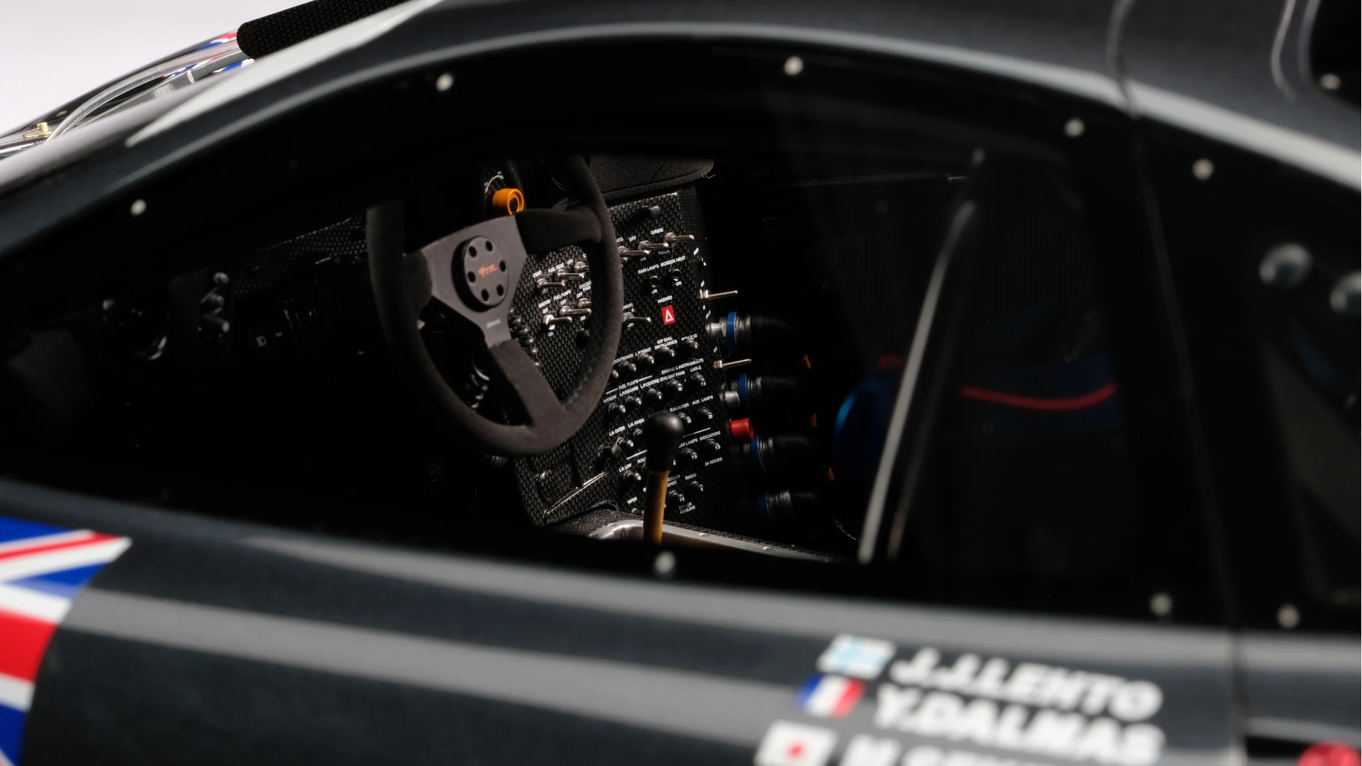 McLaren-F1-Le-Mans-1995-model-Almalgam-1-8-11