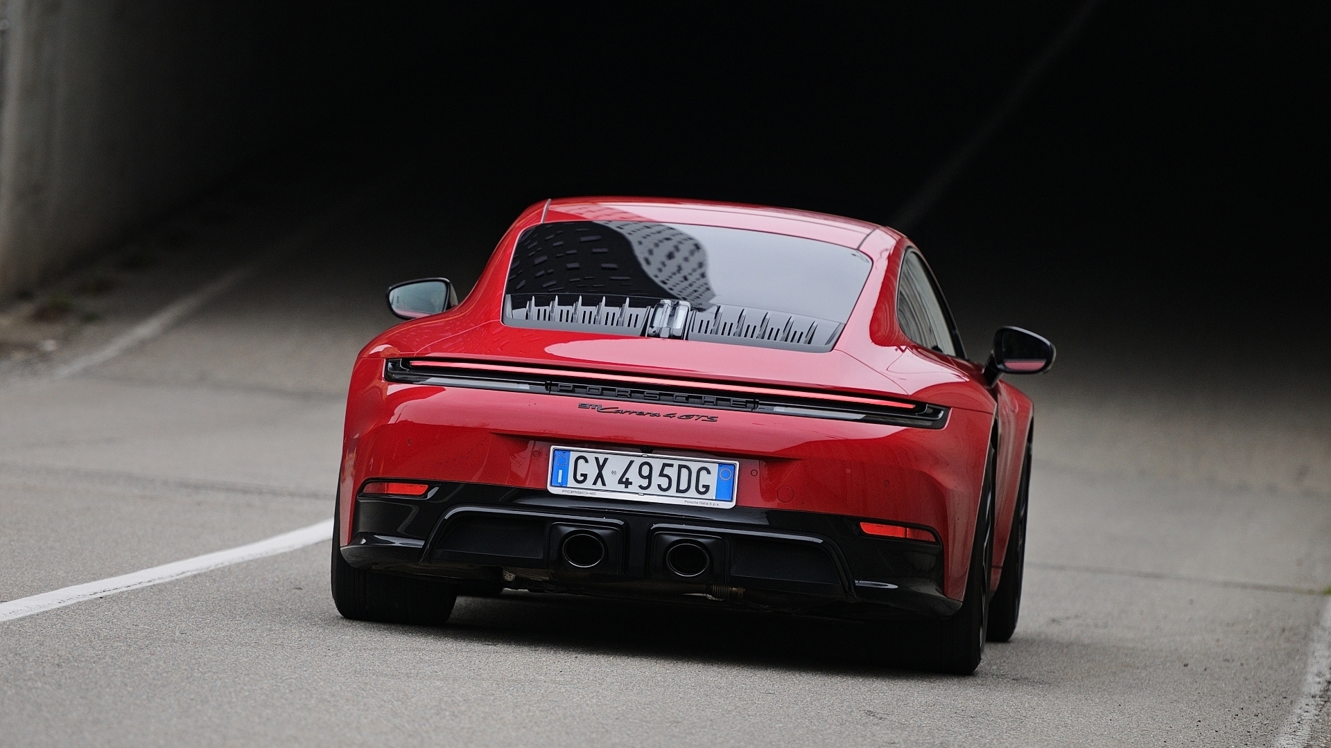 Porsche 911 Carrera 4 GTS, un’ibrida mozzafiato