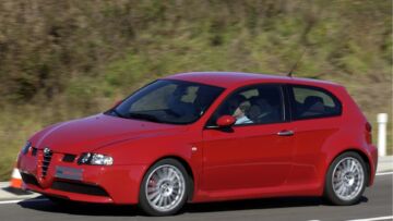 Sopra, l’Alfa Romeo 147 GTA. Sotto, la 156 con la stessa sigla. Presentate nel 2002, erano entrambe mosse da un 3.2 V6 con 250 CV