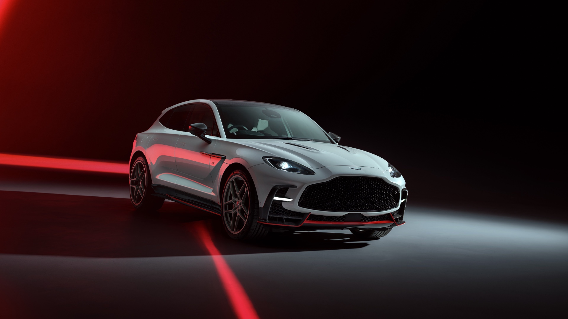 Aston Martin DBX S: 727 cavalli puramente termici