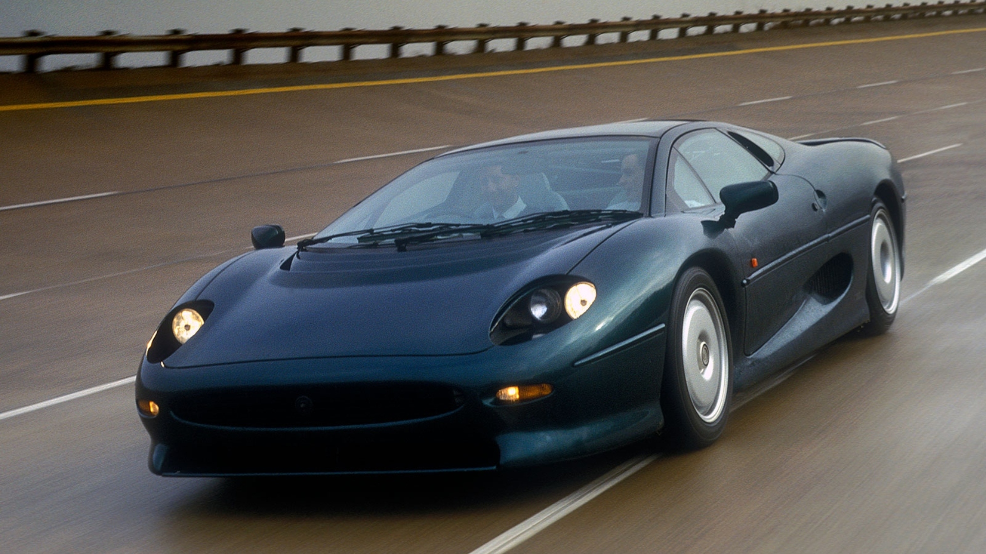 Jaguar-XJ220-13