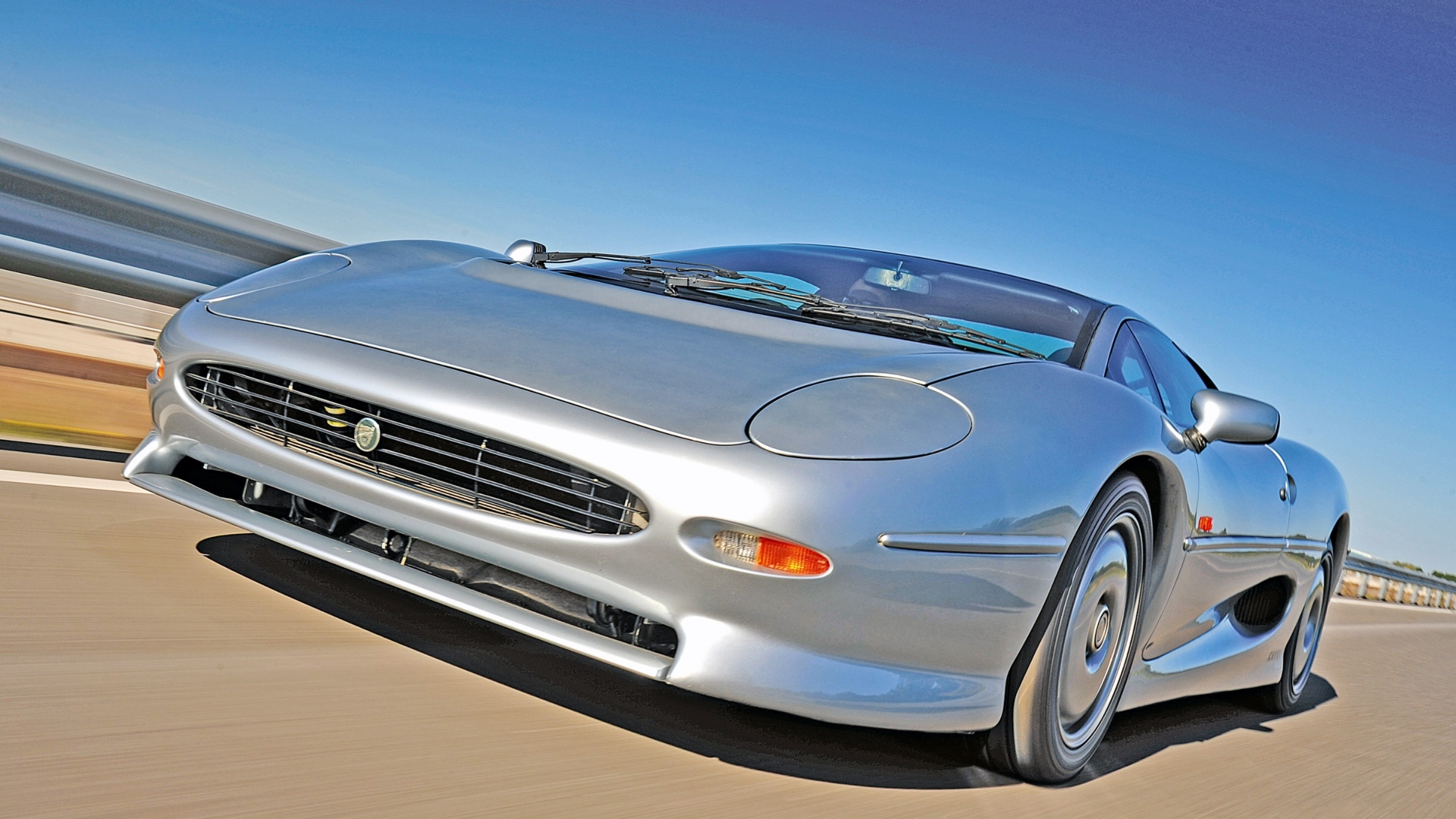 Jaguar-XJ220-4