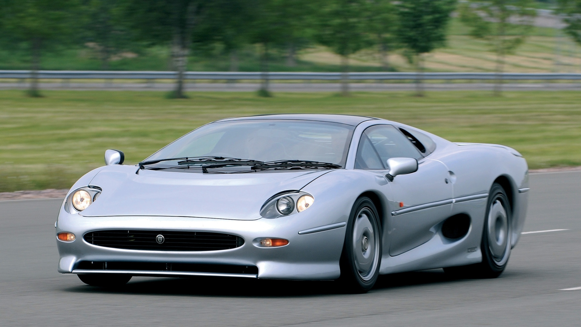 Jaguar-XJ220-7