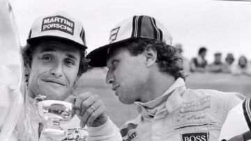 Jochen Mass con Jacky Ickx (a sinistra): con la Porsche 962C del team Rothmans si classificarono decimi nella 24 Ore di Le Mans del 1985 Jochen Mass con Jacky Ickx (a sinistra): con la Porsche 962C del team Rothmans si classificarono decimi nella 24 Ore di Le Mans del 1985