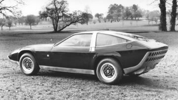 Questa Aston Martin è nata per venderti le sigarette! Questa Aston Martin è nata per venderti le sigarette!