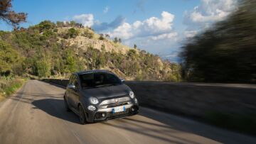 Presentata nel 2008, con il suo look grintoso e le sue accelerazioni brucianti l’Abarth 500 ha fatto innamorare più di una generazione di automobilisti. È uscita di produzione lo scorso anno Presentata nel 2008, con il suo look grintoso e le sue accelerazioni brucianti l’Abarth 500 ha fatto innamorare più di una generazione di automobilisti. È uscita di produzione lo scorso anno