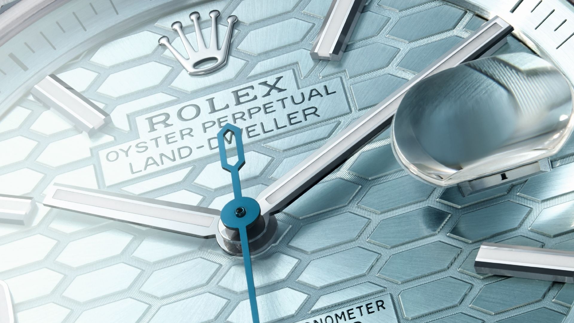 Close-up on the ice blue second hand
of the Land-Dweller 40 Close-up on the ice blue second hand
of the Land-Dweller 40