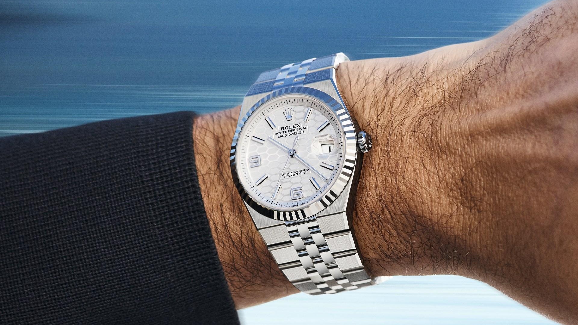 Roger Federer wears a Land-Dweller 40 in awhite Rolesor version. Roger Federer wears a Land-Dweller 40 in awhite Rolesor version.