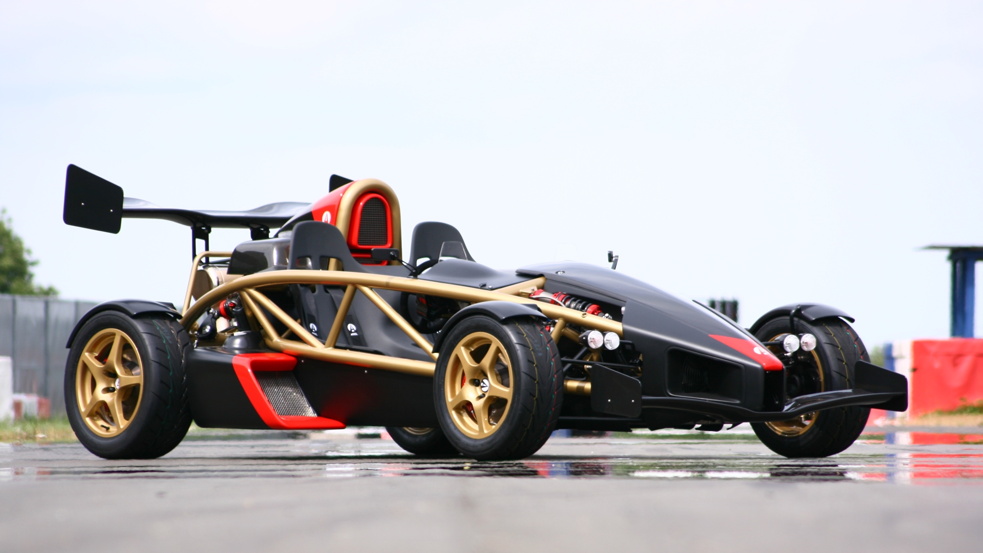 Ariel Atom: la storia di un esoscheletro volante