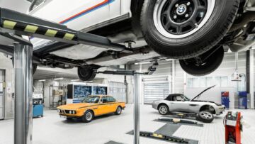 Il BMW Group Classic comprende anche un’officina specializzata nel restauro di auto d’epoca e un piccolo ristorante con numerosi cimeli che raccontano i successi sportivi della casa Il BMW Group Classic comprende anche un’officina specializzata nel restauro di auto d’epoca e un piccolo ristorante con numerosi cimeli che raccontano i successi sportivi della casa