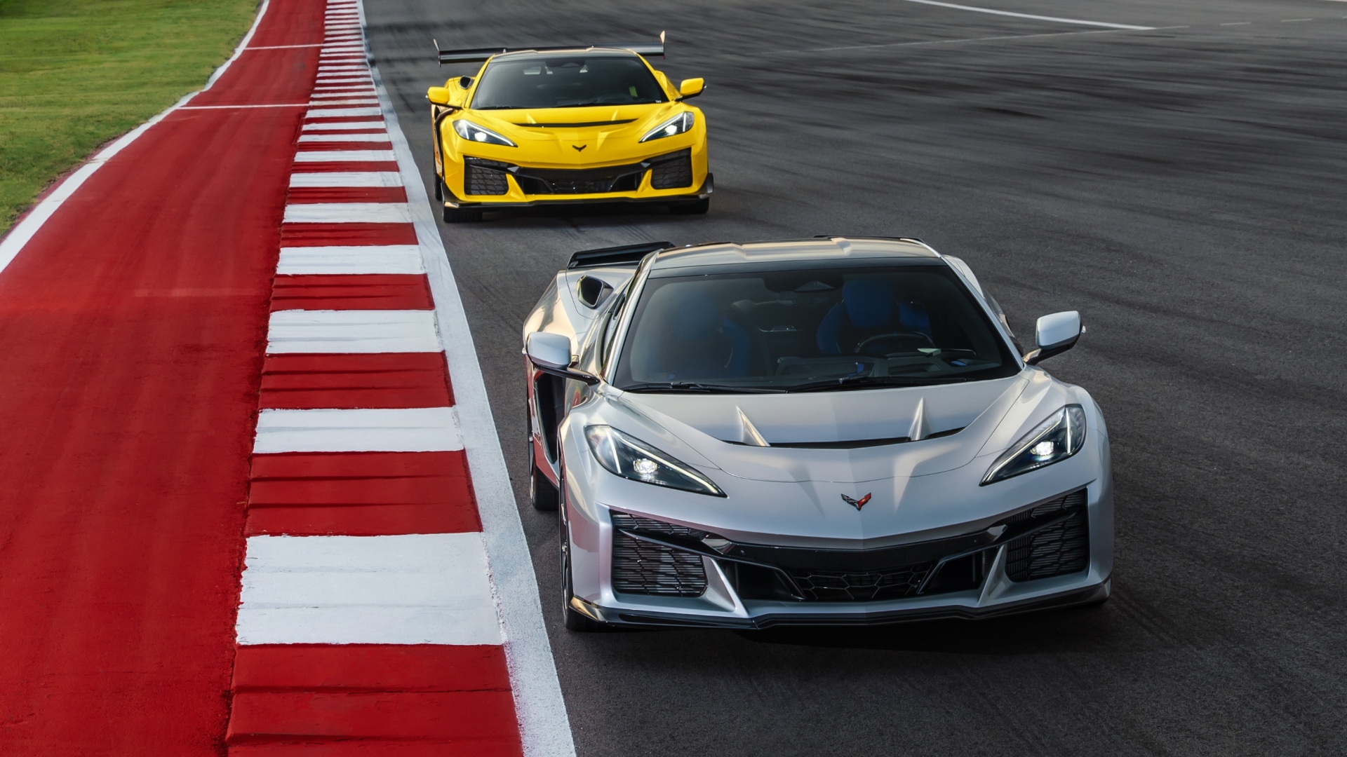 Chevrolet-2026-Corvette-ZR1X-Blade-Silver-and-2025-Corvette-ZR1-Competition-Yellow Chevrolet-2026-Corvette-ZR1X-Blade-Silver-and-2025-Corvette-ZR1-Competition-Yellow