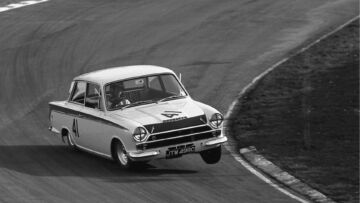 Non c’era tipo di auto che il talento di Jim Clark non riuscisse a rendere veloce, ma con la Lotus Cortina il pilota scozzese era particolarmente a suo agio Non c’era tipo di auto che il talento di Jim Clark non riuscisse a rendere veloce, ma con la Lotus Cortina il pilota scozzese era particolarmente a suo agio