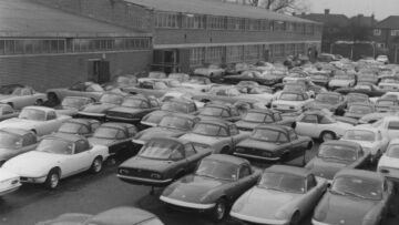 Il piazzale della fabbrica di Cheshunt pullula di Lotus Elan. Dopo un inizio a singhiozzo, la produzione andrà a pieno ritmo e l’auto si rivelerà un successo Il piazzale della fabbrica di Cheshunt pullula di Lotus Elan. Dopo un inizio a singhiozzo, la produzione andrà a pieno ritmo e l’auto si rivelerà un successo