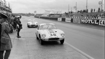 Leggerissima e con un grintoso 1.2 da circa 100 CV elaborato dalla Cosworth, la Lotus Elite era una temibile avversaria per l’Alfa Romeo Giulietta SZ Leggerissima e con un grintoso 1.2 da circa 100 CV elaborato dalla Cosworth, la Lotus Elite era una temibile avversaria per l’Alfa Romeo Giulietta SZ