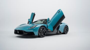 La nuova Maserati MCPura mantiene la spettacolare apertura a farfalla delle porte. Il frontale “a muso di squalo” ricorda quello delle “sorelle” più cattive MCXtrema e GT2 Stradale La nuova Maserati MCPura mantiene la spettacolare apertura a farfalla delle porte. Il frontale “a muso di squalo” ricorda quello delle “sorelle” più cattive MCXtrema e GT2 Stradale