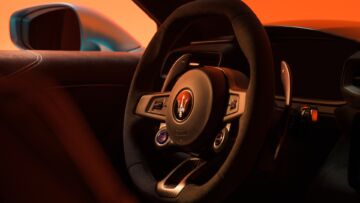 Oltre alla corona del volante, l’Alcantara riveste anche la plancia: un tocco “racing” che serve anche a eliminare i riflessi del sole Oltre alla corona del volante, l’Alcantara riveste anche la plancia: un tocco “racing” che serve anche a eliminare i riflessi del sole